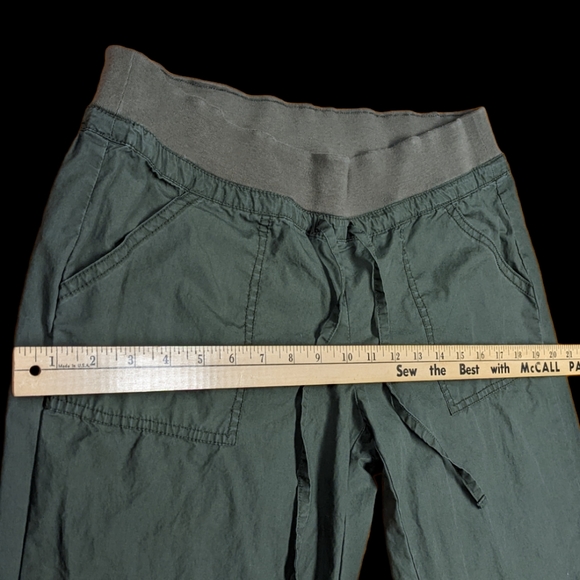 New York & Company Sage Green Lightweight Capri Pants Shorts Size Small NWT - Picture 3 of 10